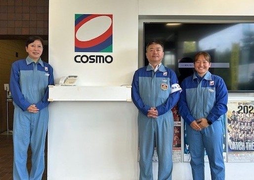 コスモ石油株式会社四日市製油所の受付に立つスタッフ