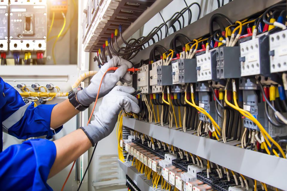 株式会社日建学院 第一種電気工事士定期講習 配電盤を点検する電気工事士