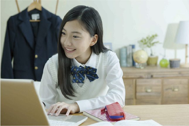 自宅でオンライン学習に取り組む学生