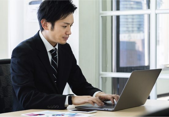 パソコンでオンデマンド講義を受講するビジネスマン
