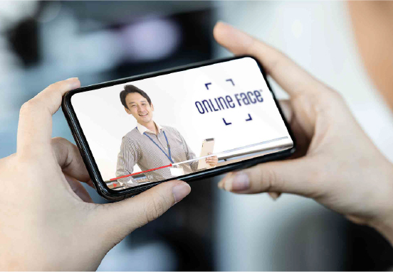 スマートフォンでONLINE FACEの講義を視聴する様子